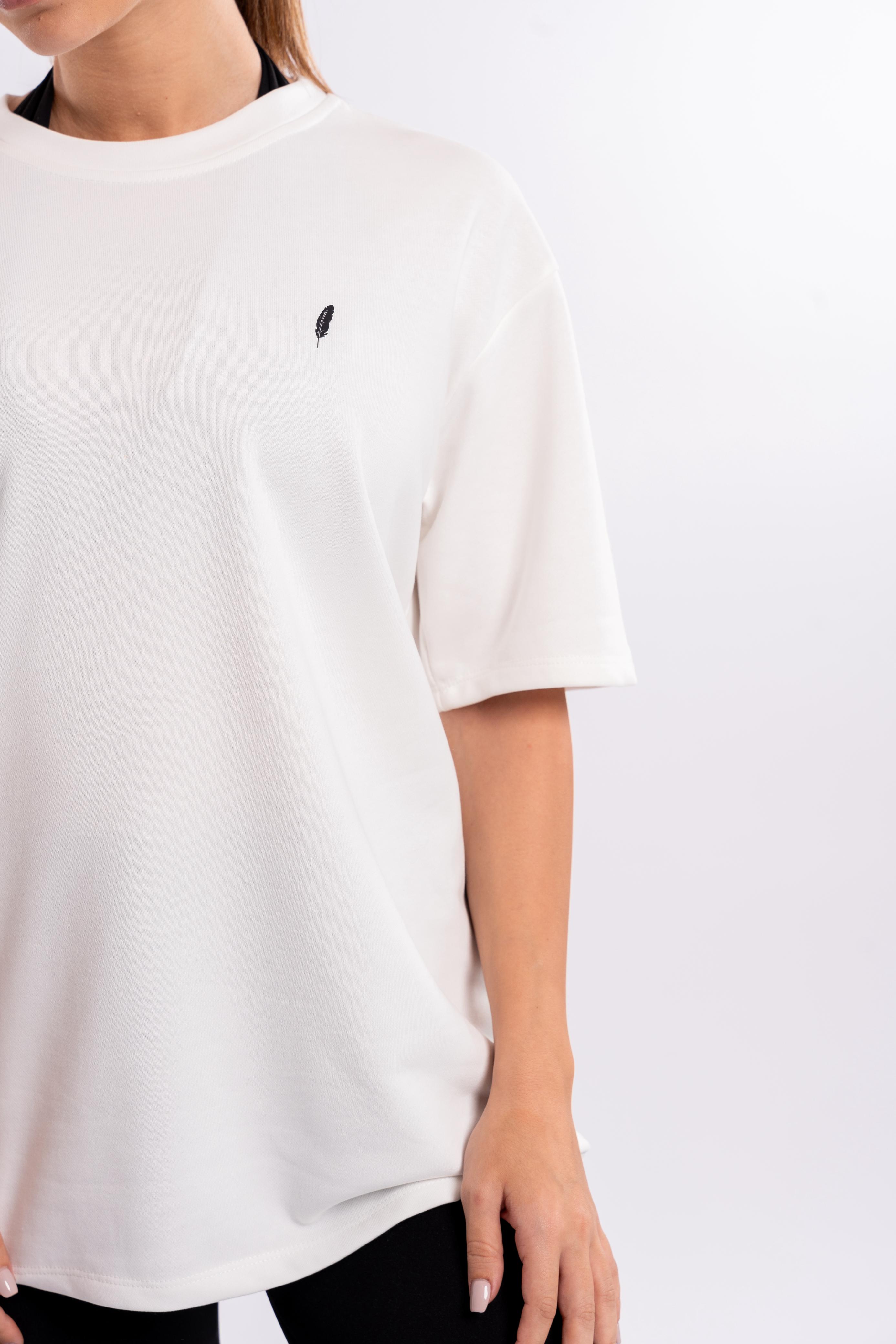 The feather: white oversized T-shirt